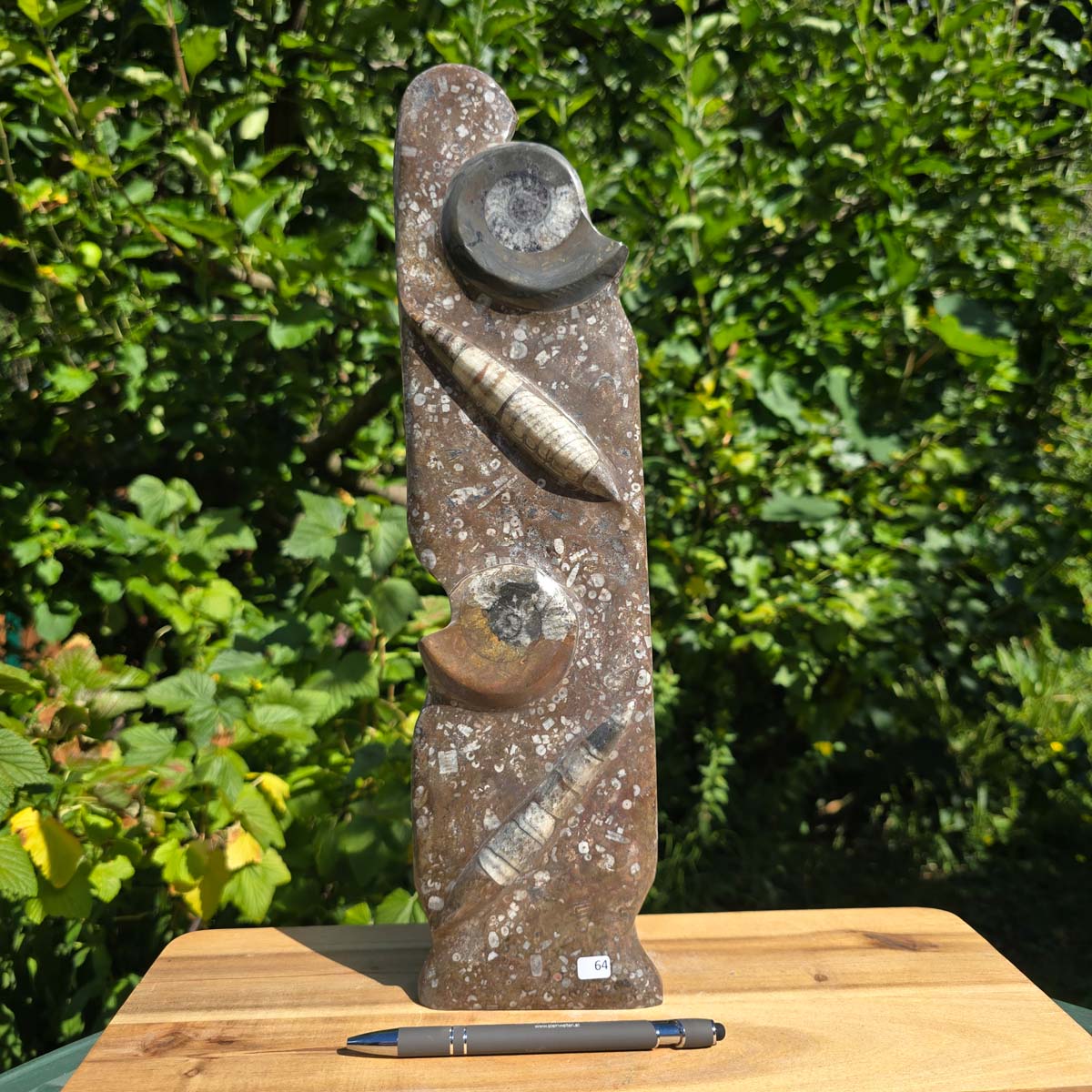 Dekorative handgefertigte Steinskulptur mit Ammoniten und Orthoceras (Fossilien) – 40x10x8cm - Nr. 64