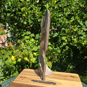 Dekorative handgefertigte Steinskulptur mit Ammoniten und Orthoceren (Fossilien) – 40x10x8cm - Nr. 77 in der Natur.
