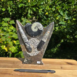 Dekorative handgefertigte Steinskulptur mit Ammoniten und Orthoceren (Fossilien) – 18x16x5cm - Nr. 83