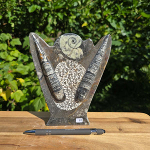 Dekorative handgefertigte Steinskulptur mit Ammoniten und Orthoceren (Fossilien) – 18x16x5cm - Nr. 87