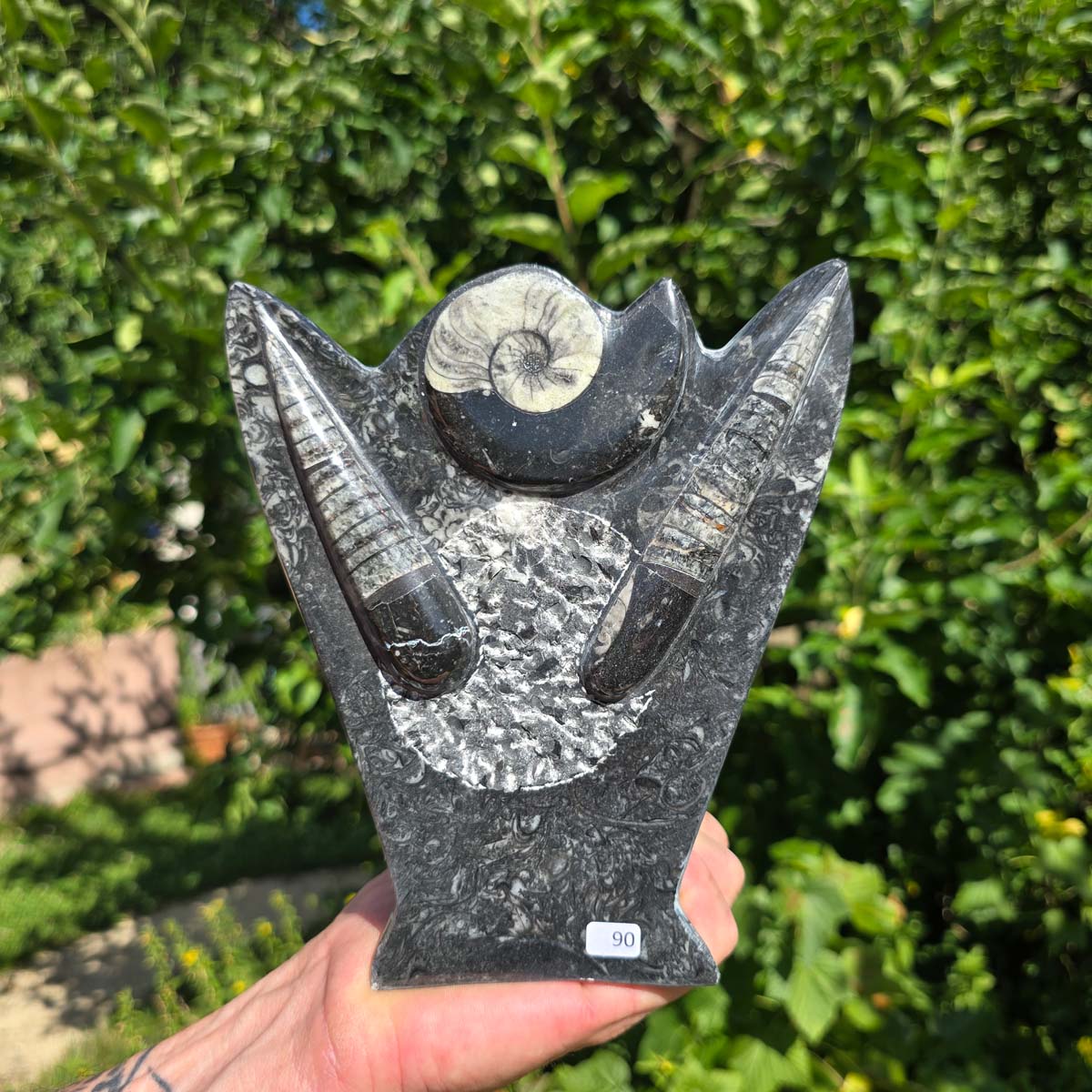 Dekorative handgefertigte Steinskulptur mit Ammoniten und Orthoceren (Fossilien) – 18x16x5cm - Nr. 90