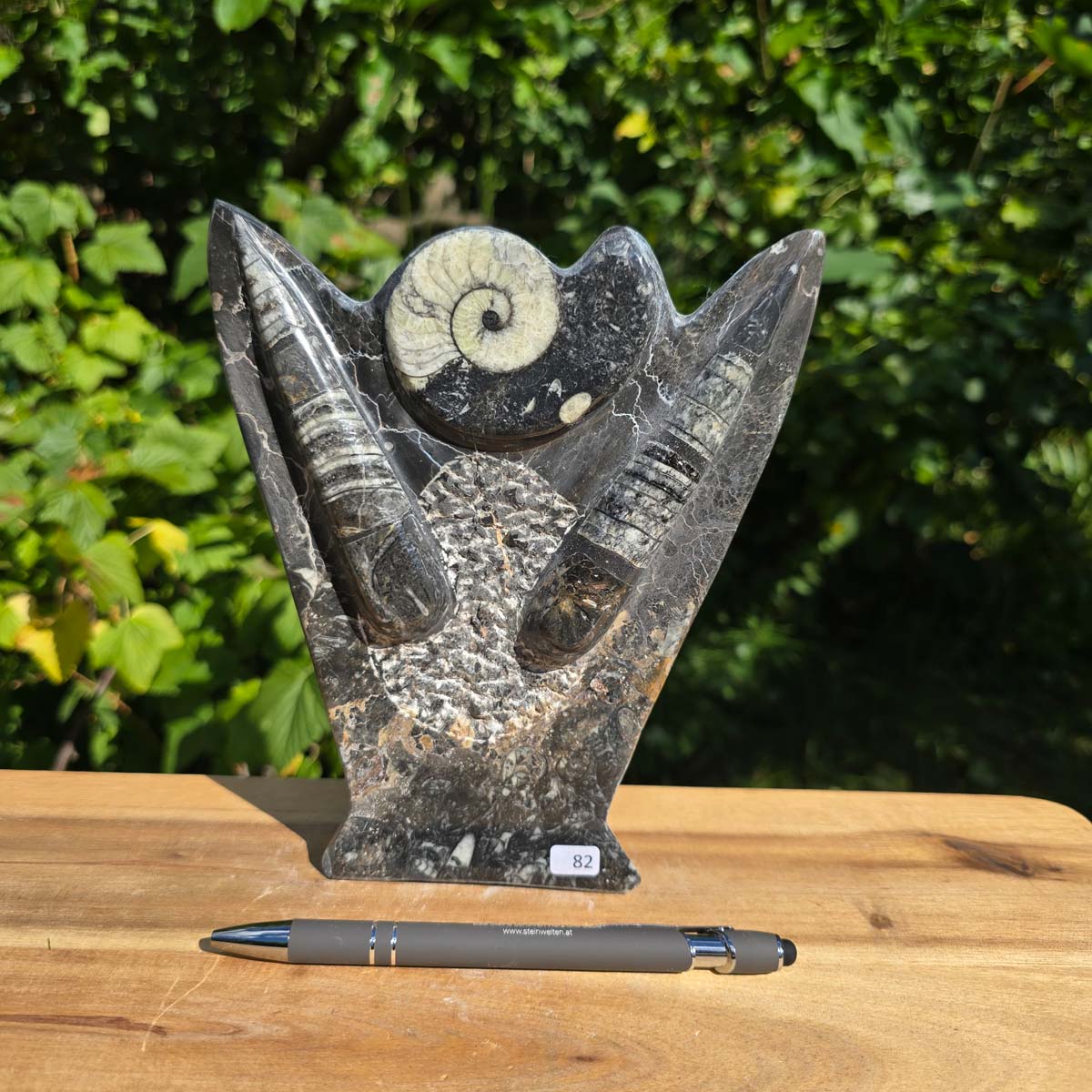 Dekorative handgefertigte Steinskulptur mit Ammoniten und Orthoceren (Fossilien) – 18x16x5cm - Nr. 82