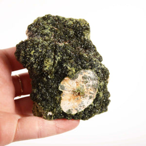 Epidot Kristall mit Prehnit aus Marokko, 8x6x2 cm, in Hand gehalten, ideal für Mineralien Sammler. Seltenes, naturbelassenes Sammlerstück.