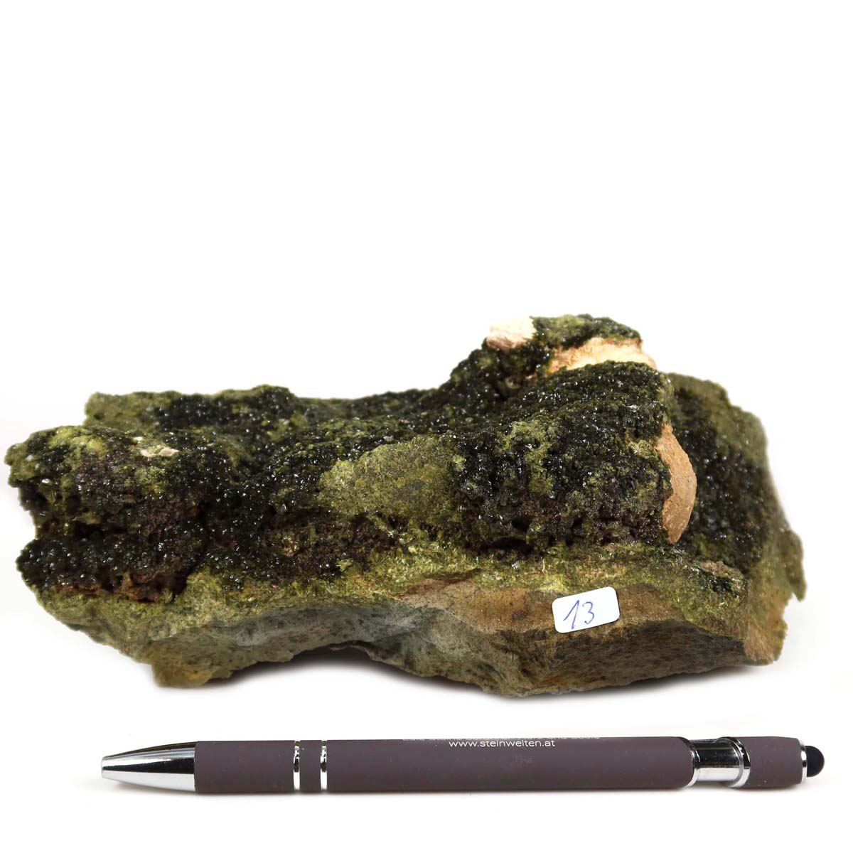 Epidot Kristall Stufe mit Prehnit aus Marokko neben Stift, 16x11x6 cm, Sammlung Nr. 13