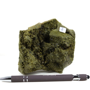 Epidot Kristall Stufe aus Marokko neben einem Stift, 9x9x5cm, ideal für Sammler, erhältlich im Steinwelten Online Shop.