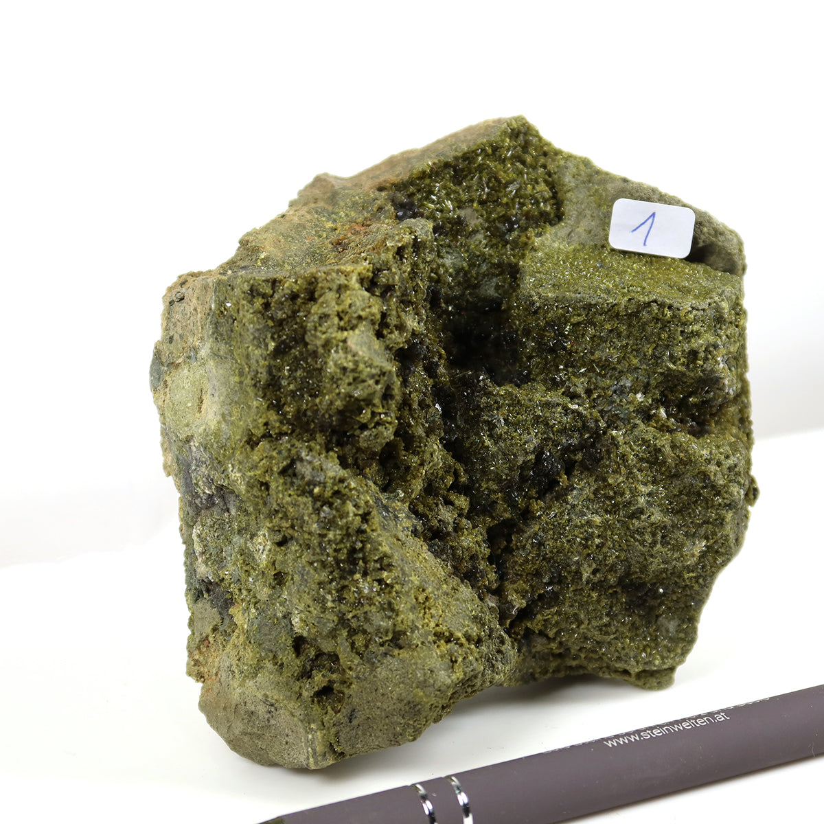 Epidot Kristall Stufe aus Marokko neben einem Stift, 9x9x5cm, ideal für Sammler, erhältlich im Steinwelten Online Shop.