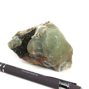 Epidot und Prehnit Kristall aus Marokko, naturbelassene Struktur, 10x6x4 cm, ideal für Mineralien Sammler, Nr. 27, neben Stift