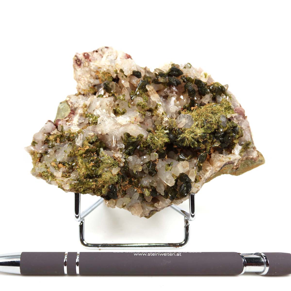 Epidot Quarz Kristall Stufe mit Bergkristall Spitzen, 12x9x4 cm, naturbelassen und ideal für Sammler, auf Ständer präsentiert.