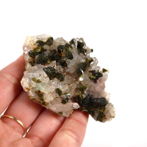 Hand holding Epidot Quartz crystal with Bergkristall tips, natural mineral from Morocco, perfect for collectors. Available to kaufen on Mineralienatlas.