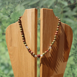 Epidot Unakit, Bergkristall und Rudraksha geknüpfte Kette auf Holzständer, moderne und erdige Naturtöne.