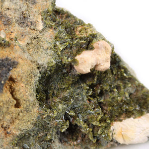 Epidot Kristall mit Prehnit aus Marokko, naturbelassenes Sammlerstück, 12x8x8 cm.