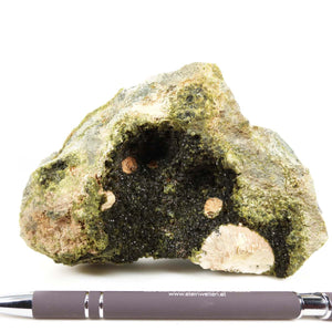 Epidot Kristall Stufe mit Prehnit, naturbelassene Mineralien aus Marokko. Perfekt für Sammler. Größe: 12x8x4 cm. Mineralien kaufen.