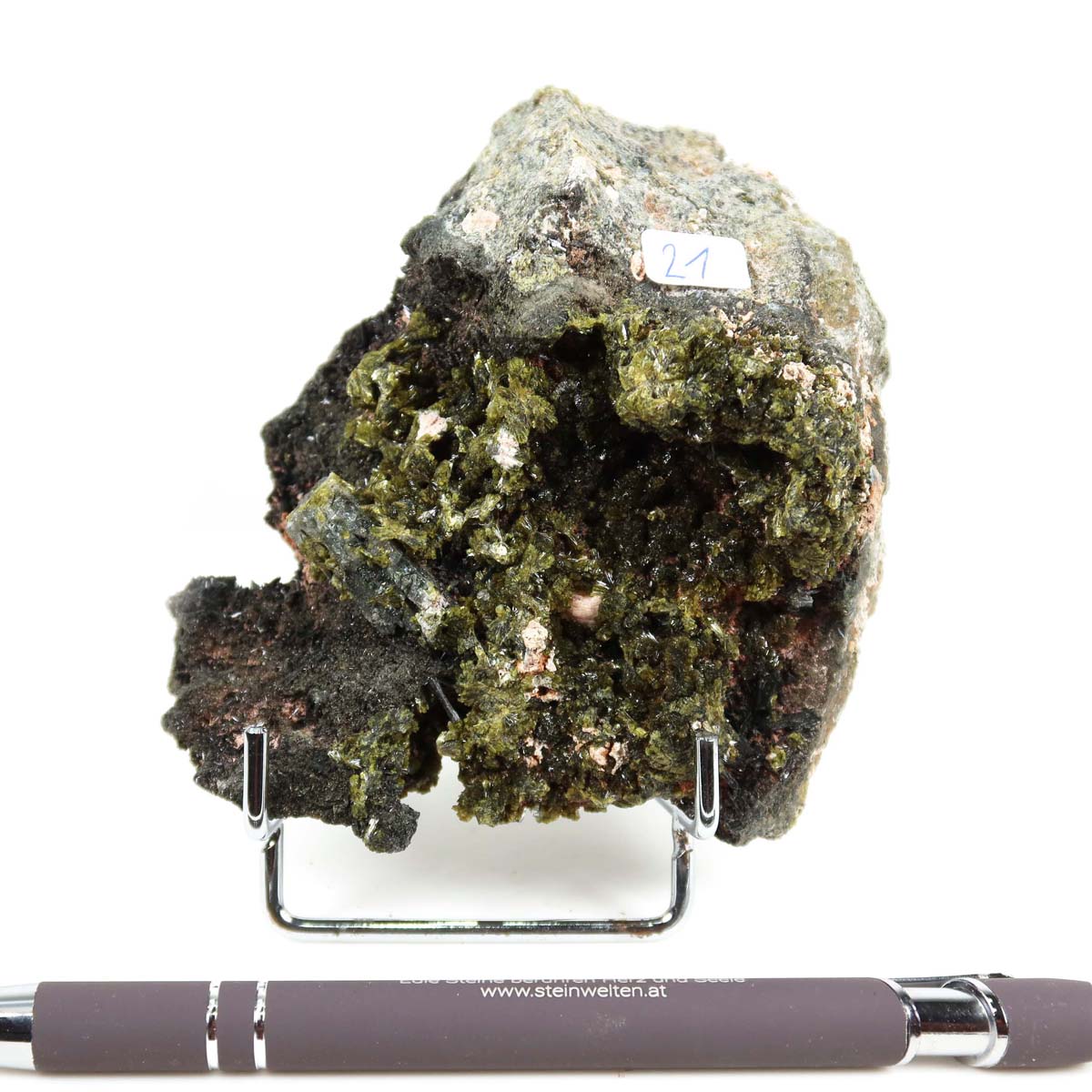 Epidot Kristall Stufe mit natürlichen Strukturen, 10x8x4 cm, aus Marokko auf Ständer präsentiert, ideal für Mineraliensammler.