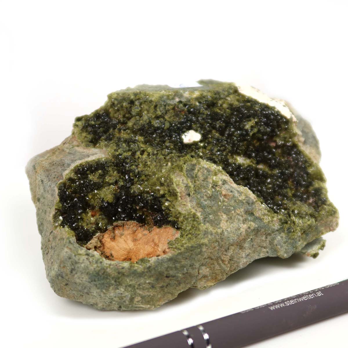 Epidot Kristall Stufe aus Marokko mit markanter Struktur, 11x8x6 cm, ideal für Mineraliensammler und Erholung.