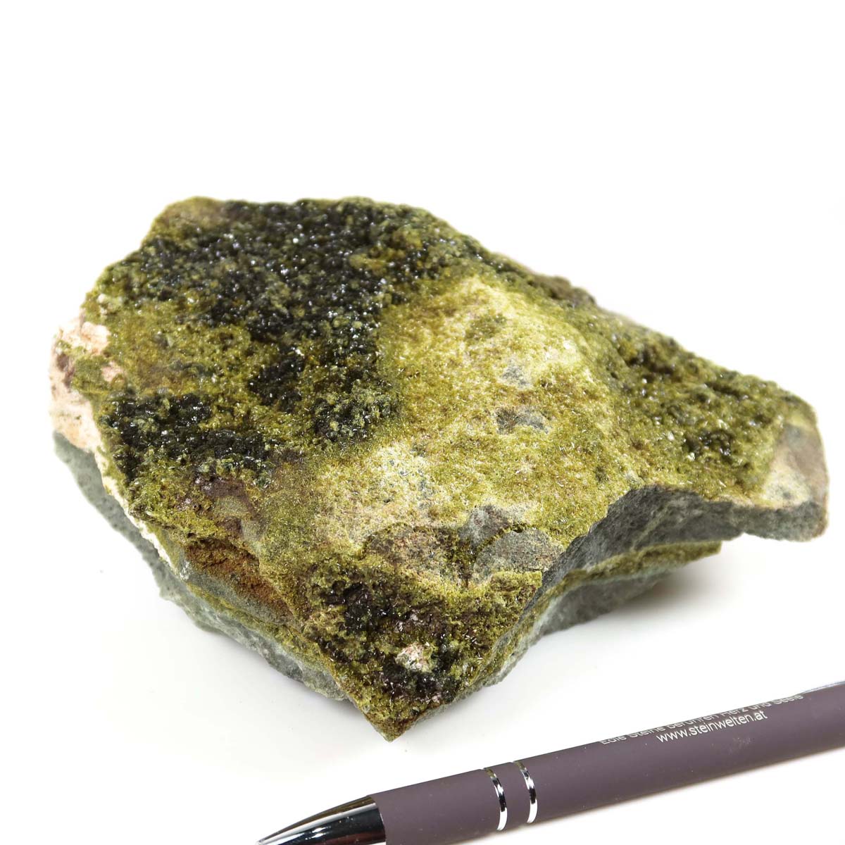 Epidot Kristall Stufe aus Marokko 15x11x7 cm neben einem Stift, ideal für Sammler, naturbelassen und unverarbeitet.