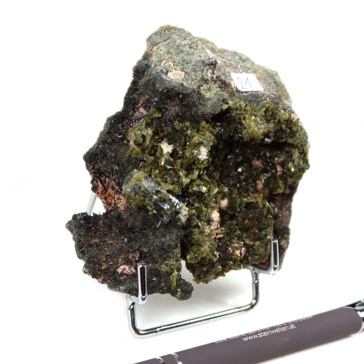 Epidot Kristall Stufe mit natürlichen Strukturen, 10x8x4 cm, aus Marokko auf Ständer präsentiert, ideal für Mineraliensammler.