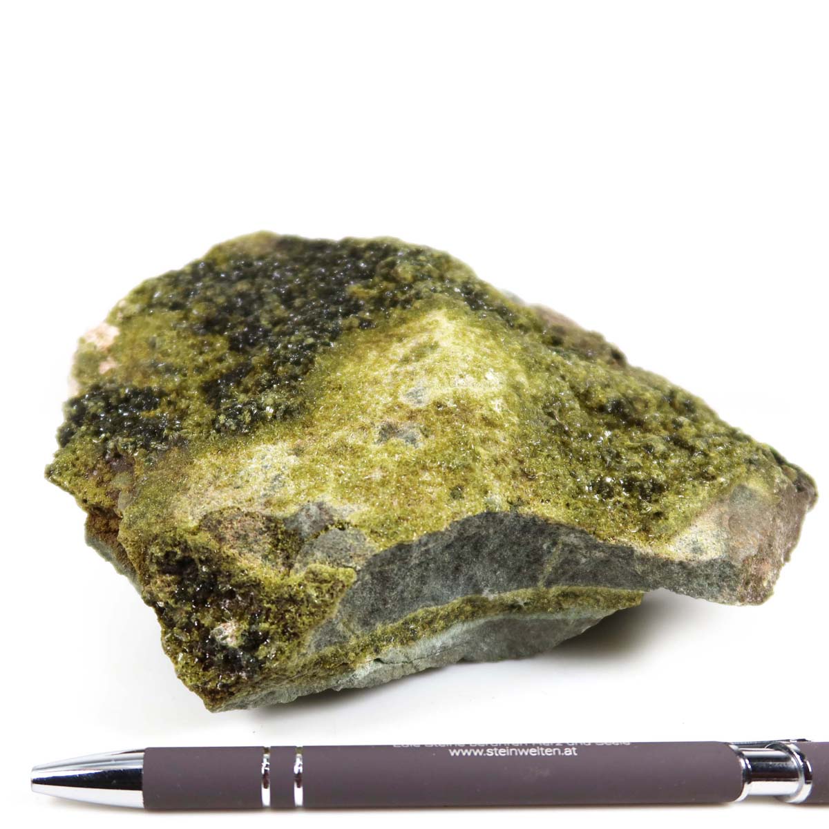 Epidot Kristall Stufe aus Marokko 15x11x7 cm neben einem Stift, ideal für Sammler, naturbelassen und unverarbeitet.