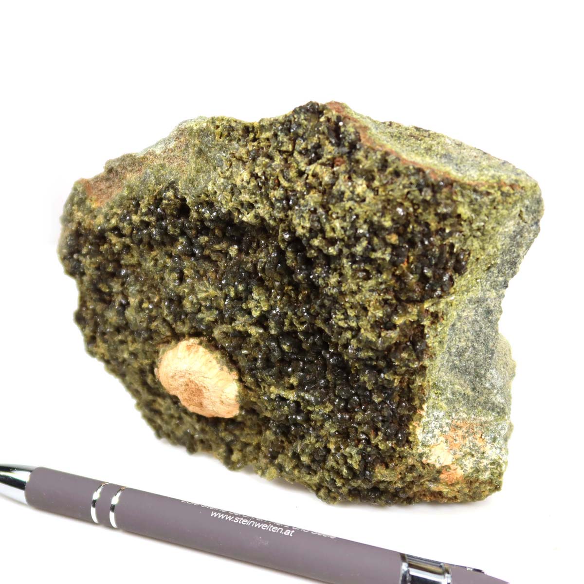 Epidot Kristall Stufe mit Prehnit aus Marokko, naturbelassen, für Mineraliensammler, 13x10x4 cm, neben einem Stift.