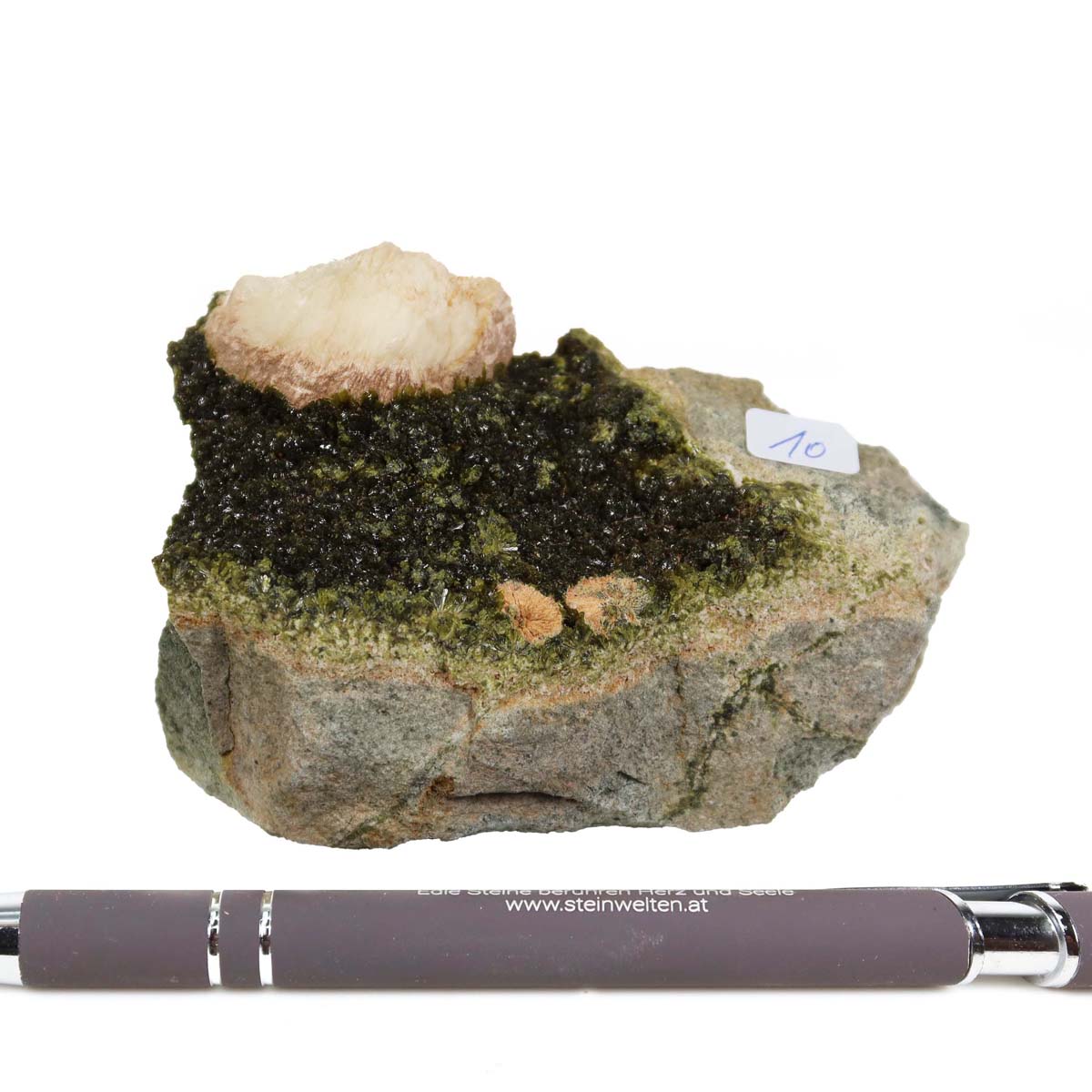 Epidot Kristall Stufe mit Prehnit aus Marokko, naturbelassene Struktur, ideal für Mineralien Sammler, Größe 9x4x6 cm, Etikett Nr. 10.