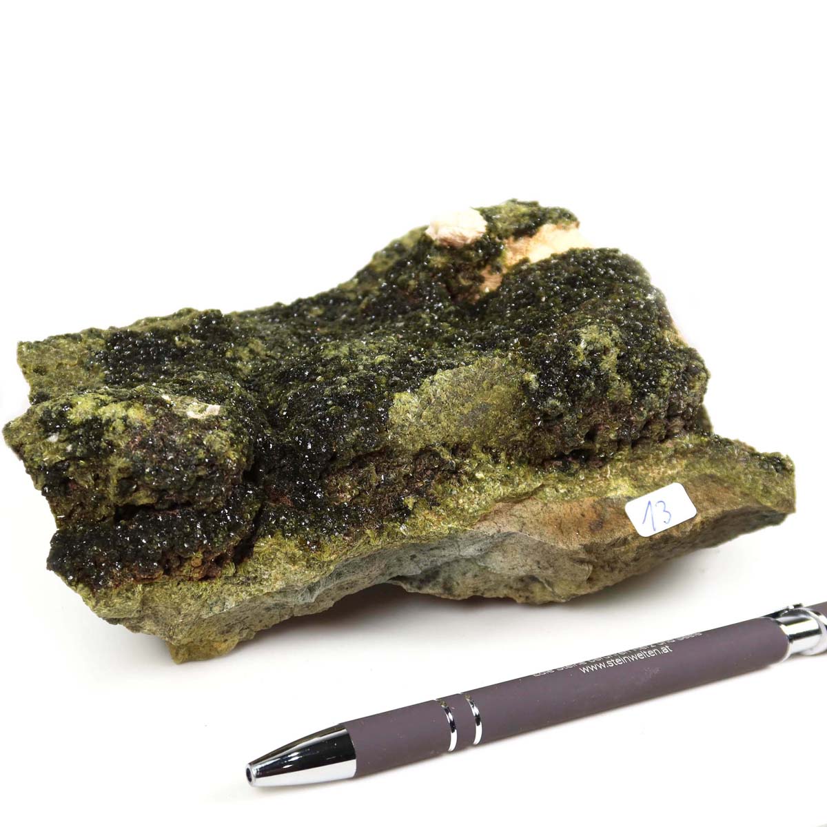 Epidot Kristall Stufe mit Prehnit aus Marokko neben Stift, 16x11x6 cm, Sammlung Nr. 13