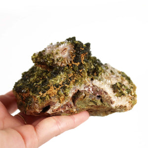 Epidot Quarz Kristall Stufe mit Bergkristall Spitzen, naturbelassenes Sammlerstück aus Marokko, handgehalten in weißem Hintergrund.