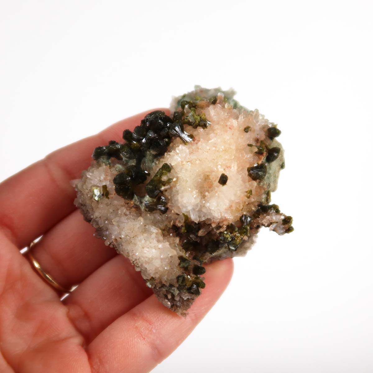 Epidot und Quarz Kristall Stufe, 6x5x2 cm, ideal für Sammler. Perfekt naturbelassenes Stück aus Marokko. Mineralien kaufen.