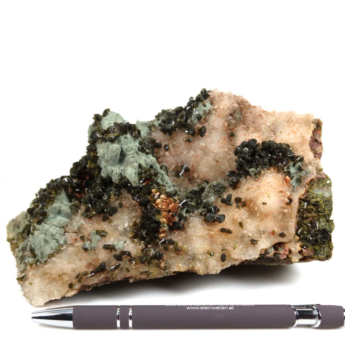 Epidot Quarz Kristall Stufe mit Bergkristall Spitzen und Stift als Größenvergleich, mineralisches Sammlerstück aus Marokko.