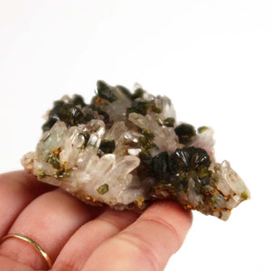 Epidot Quarz Kristall mit Bergkristall Spitzen, 6x4x3 cm, ideal für Mineralien Sammler. Mineralienatlas kaufen.