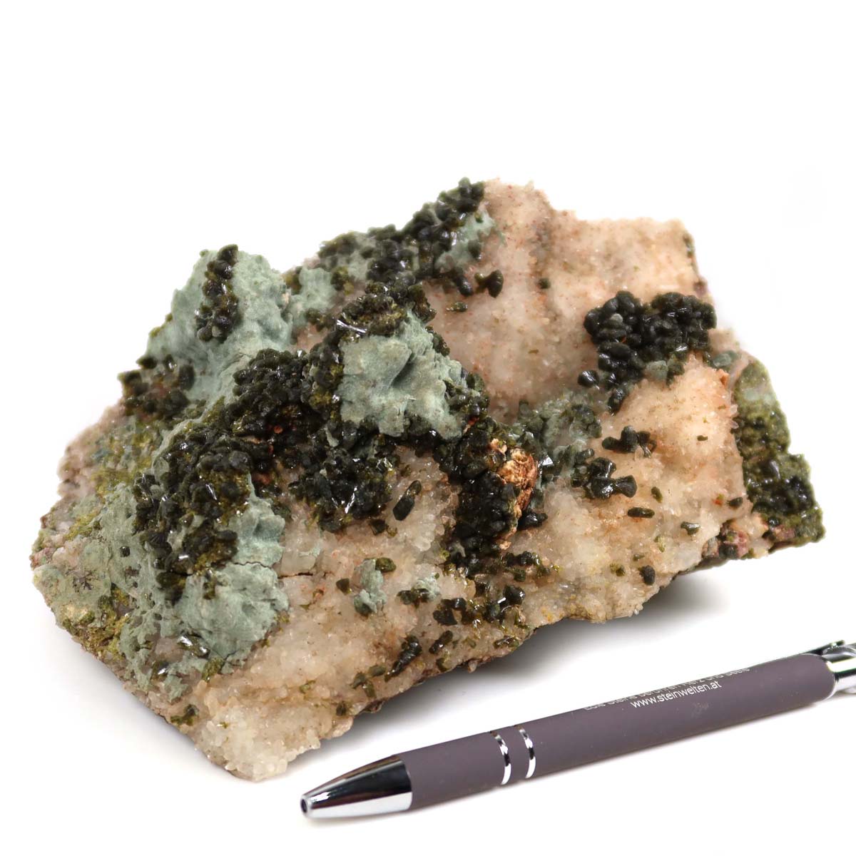 Epidot Quarz Kristall Stufe mit Bergkristall Spitzen und Stift als Größenvergleich, mineralisches Sammlerstück aus Marokko.