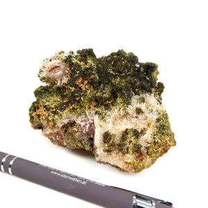 Epidot Quarz Kristall mit Bergkristall Spitzen aus Marokko, naturbelassen, für Sammler, 10x8x6 cm, neben Stift zur Größenreferenz