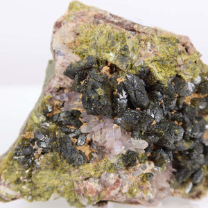 Epidot Quarz Kristall Stufe mit klaren Bergkristall Spitzen, ideal für Mineralien Sammler, 1A Qualität, naturbelassen.