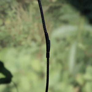 Detail des geflochtenen Halsbands mit Krokodilverschluss in Edelstahl, Blick auf das schwarze Band