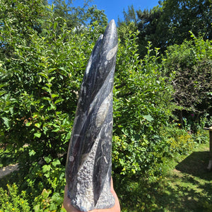 Geschliffene Freiform (Turm) mit Ammoniten und Orthoceras – 34x10x9cm - Nr. 56
