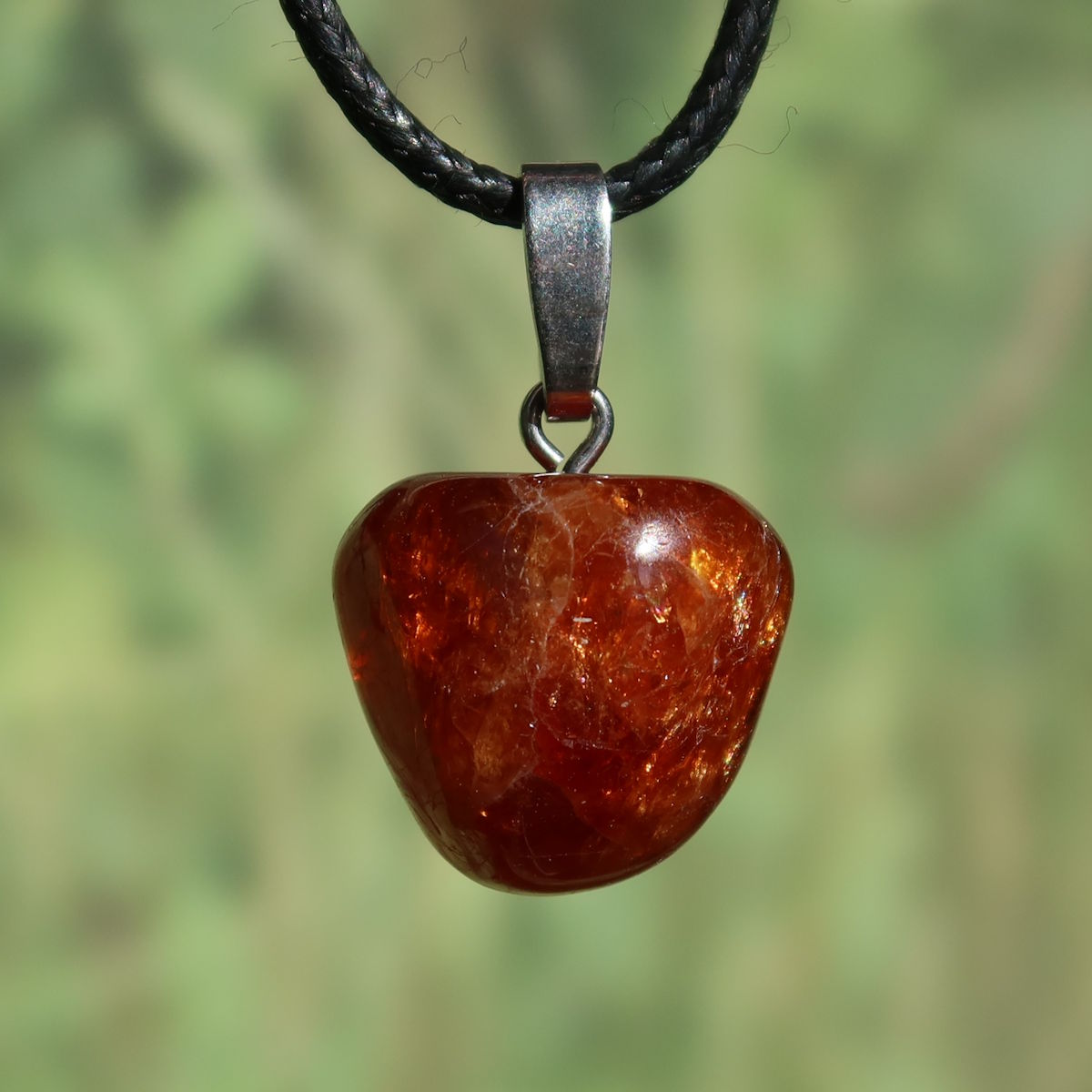Granat Hessonit Anhänger - Selbstliebe und Kraft - Nr. 21, bernsteinfarbenes Leuchten, edler Schmuck für Sammler.