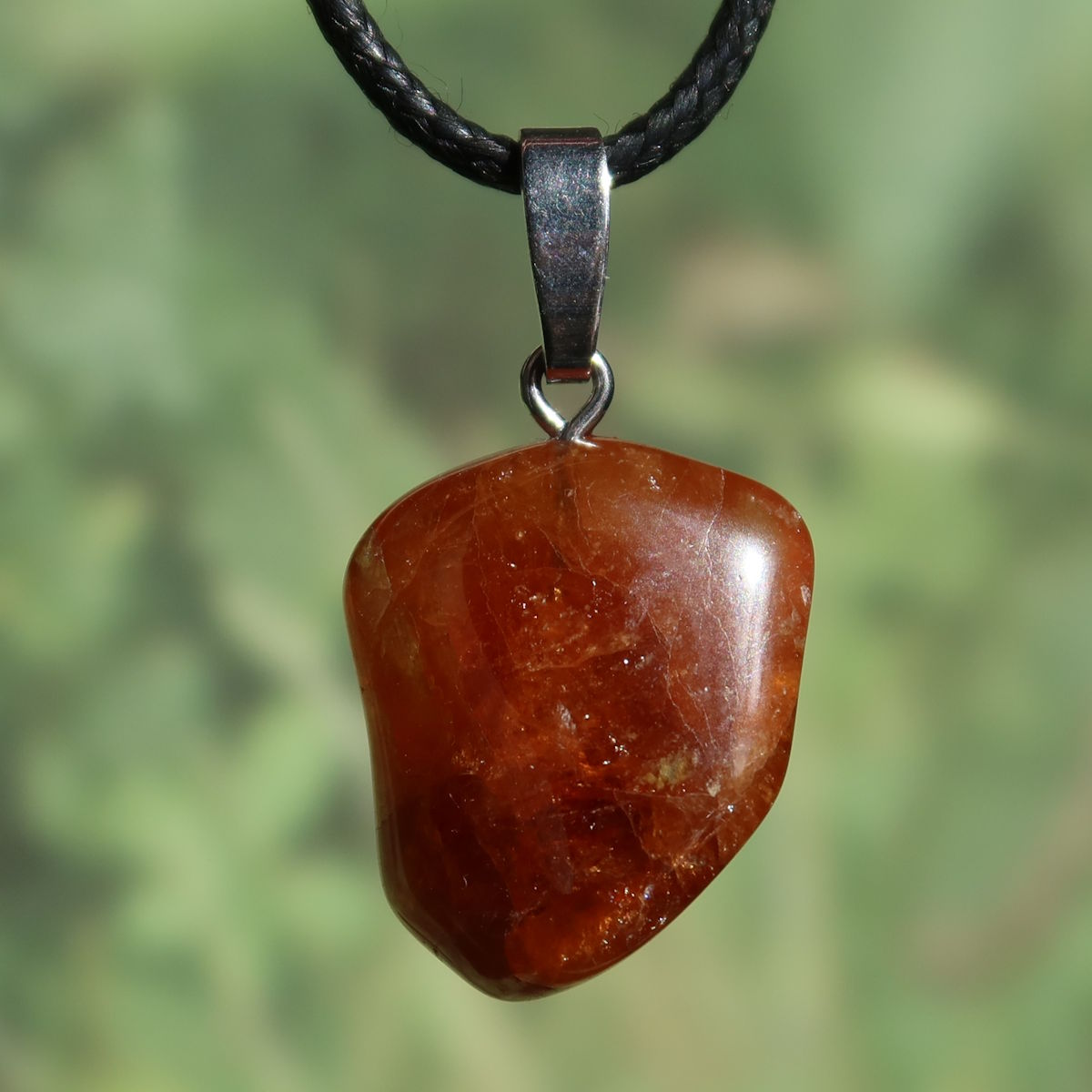 Granat Hessonit Anhänger - Selbstliebe und Kraft - Nr. 15, bernsteinfarbenes braunes Leuchten auf Lederkette.