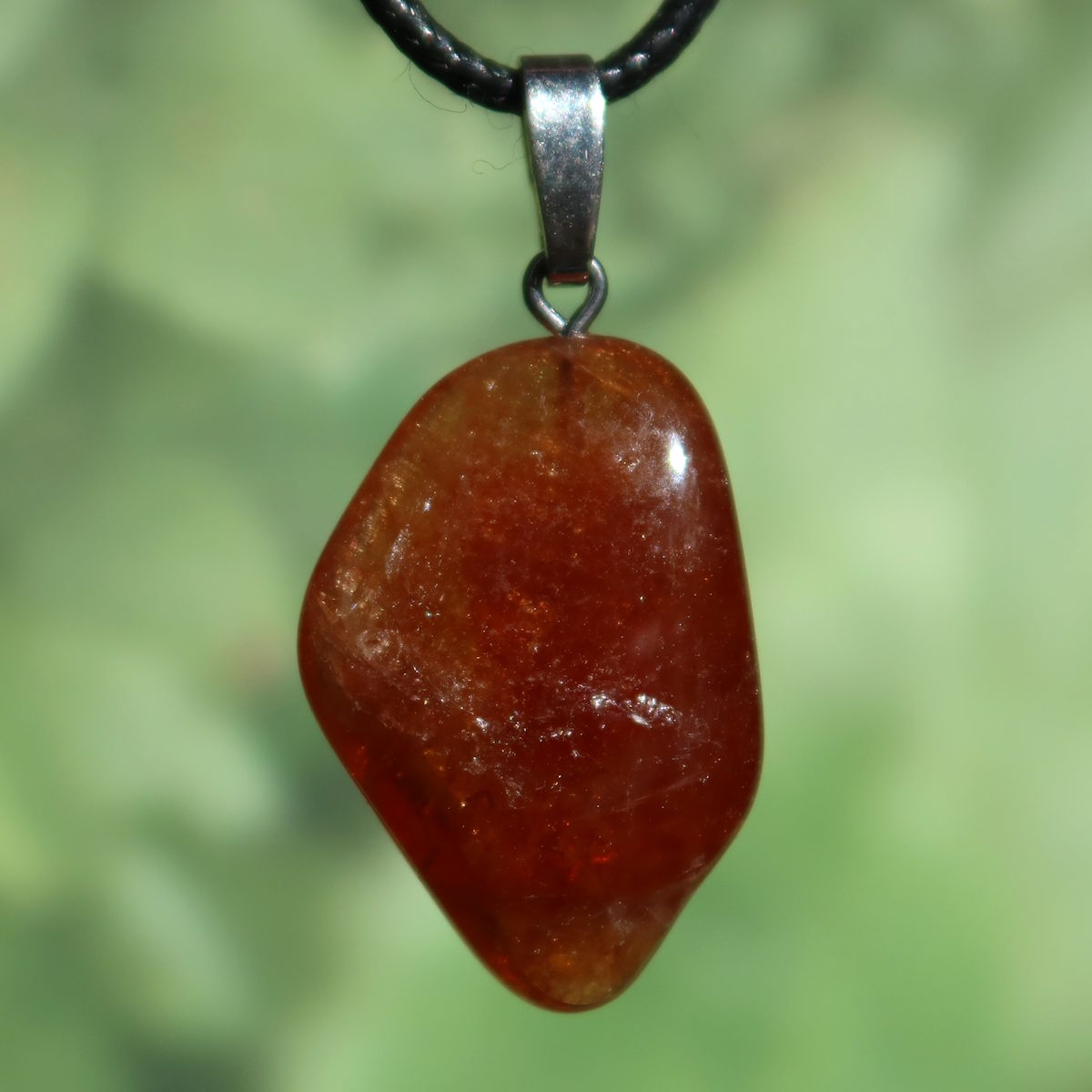 Granat Hessonit Anhänger - Selbstliebe und Kraft - Nr. 3 in warmem bernsteinfarbigen Design auf Lederkette.
