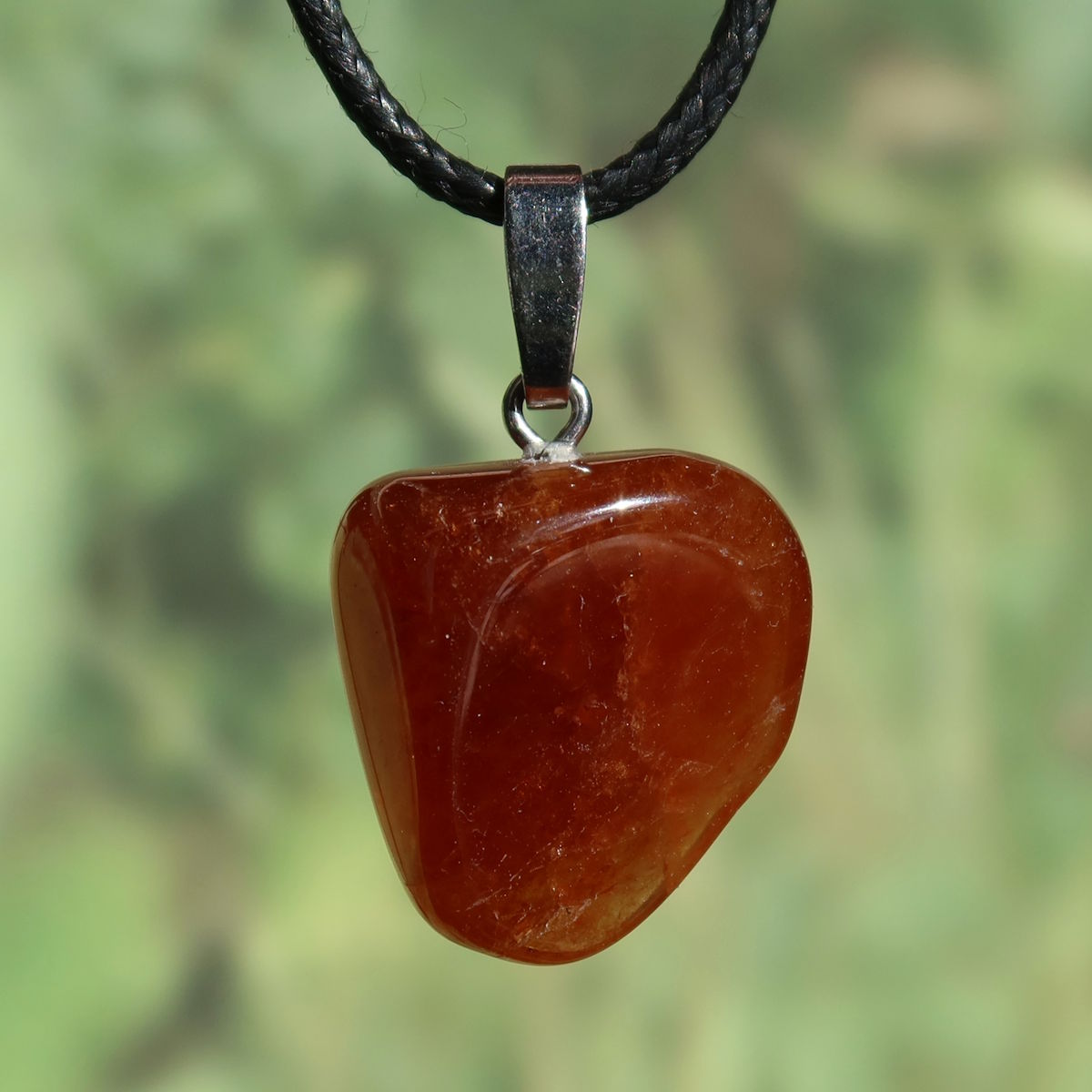 Granat Hessonit Anhänger - Selbstliebe und Kraft - Nr. 17, bernsteinfarben und charaktervoll, ideal für Sammler.
