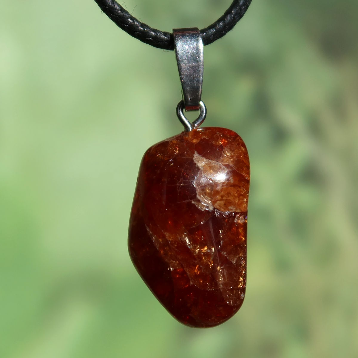 Granat Hessonit Anhänger - Selbstliebe und Kraft - Nr. 13, bernsteinfarbener Schmuckanhänger mit natürlichem Glanz.