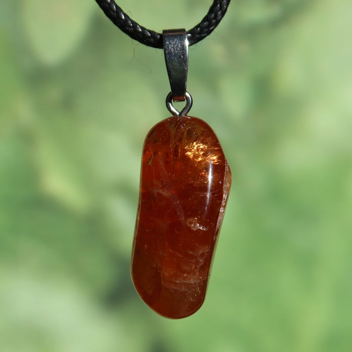 Granat Hessonit Anhänger - Selbstliebe und Kraft - Nr. 1, bernsteinfarbener Steinanhänger auf schwarzem Band.
