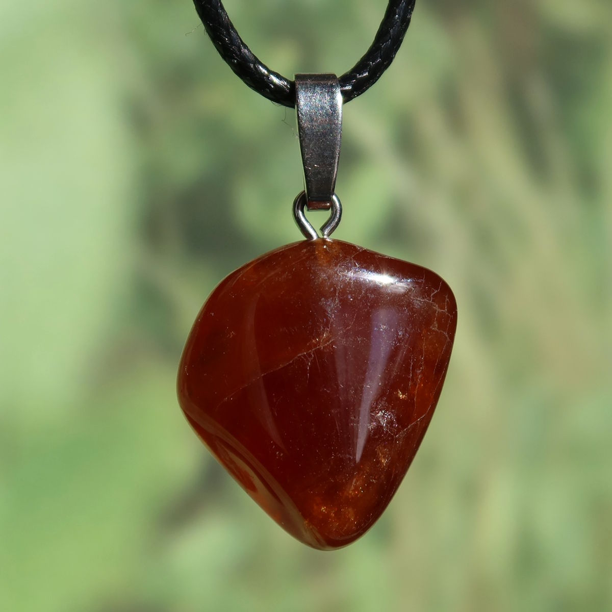Granat Hessonit Anhänger - Selbstliebe und Kraft - Nr. 16 in bernsteinfarbenem Braun, an einem Lederband.