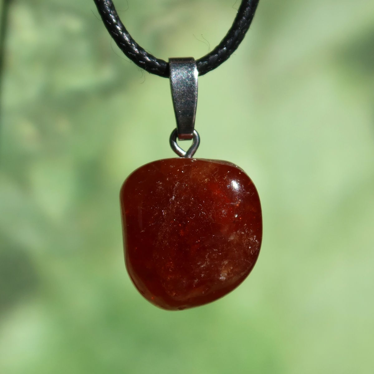 Granat Hessonit Anhänger - Selbstliebe und Kraft - Nr. 5, bernsteinfarbener Kristallanhänger auf Lederband.