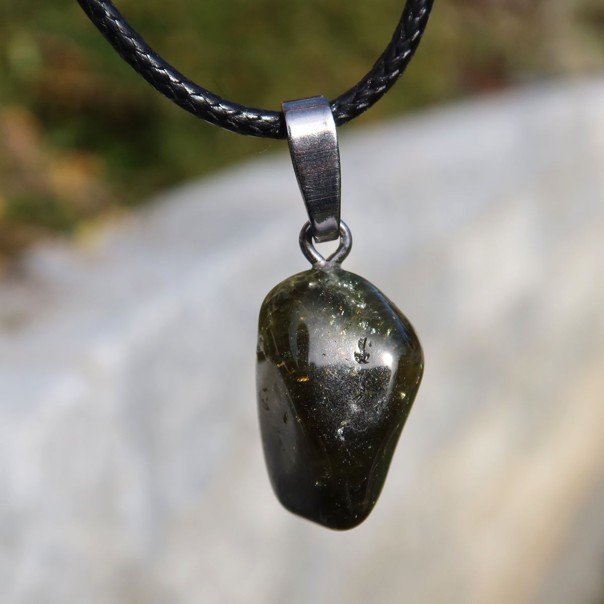 Grossular grüner Granat Anhänger - Regeneration und Erholung - Nr. 3 mit natürlicher Struktur und lebendigen Farben, auf schwarzem Band