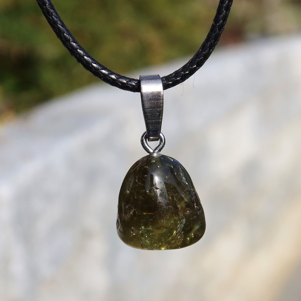 Grossular grüner Granat Anhänger - Regeneration und Erholung - Nr. 9, Schmuck aus lebendigem, kraftvollem Stein mit einzigartigen Einschlüssen