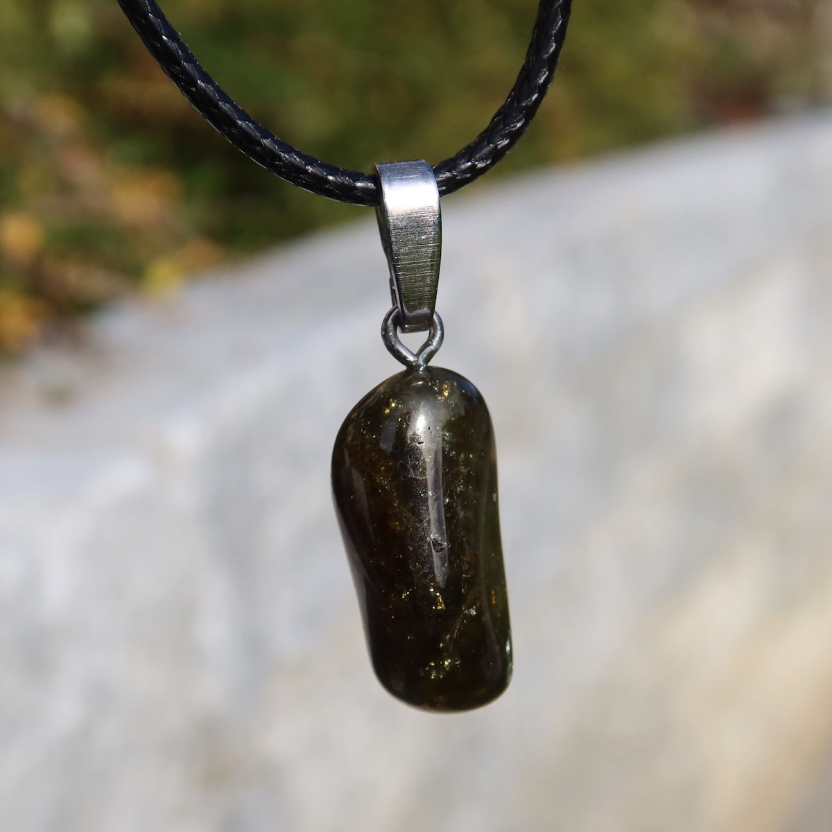 Grossular grüner Granat Anhänger - Regeneration und Erholung - Nr. 2 mit natürlichem Glanz im Sonnenlicht