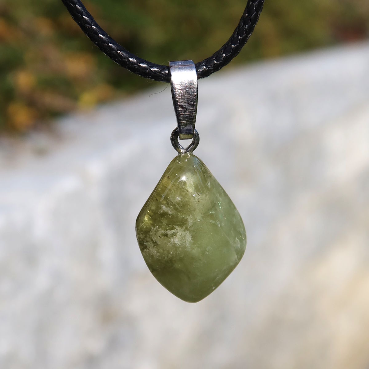 Grossular grüner Granat Anhänger - Regeneration und Erholung - Nr. 14, seltener grüner Granatanhänger mit natürlicher Schönheit.