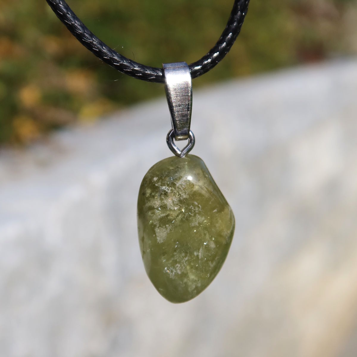 Grossular grüner Granat Anhänger - Regeneration und Erholung - Nr. 6, seltener grüner Granat mit natürlichen Einschlüsse