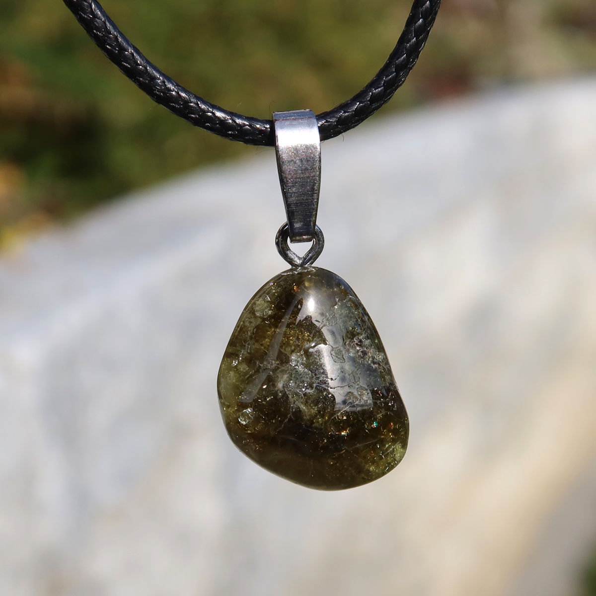 Grossular grüner Granat Anhänger - Regeneration und Erholung - Nr. 11 mit natürlichen Einschlüssen und feinen Farbverläufen