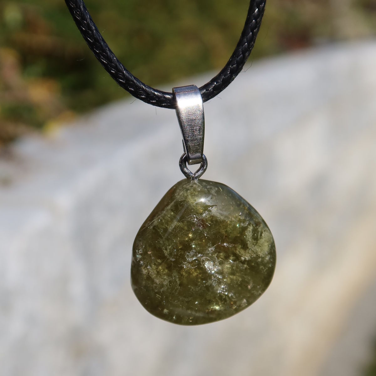 Grossular grüner Granat Anhänger - Regeneration und Erholung - Nr. 1 mit einzigartigen natürlichen Einschlüssen und Farbe.