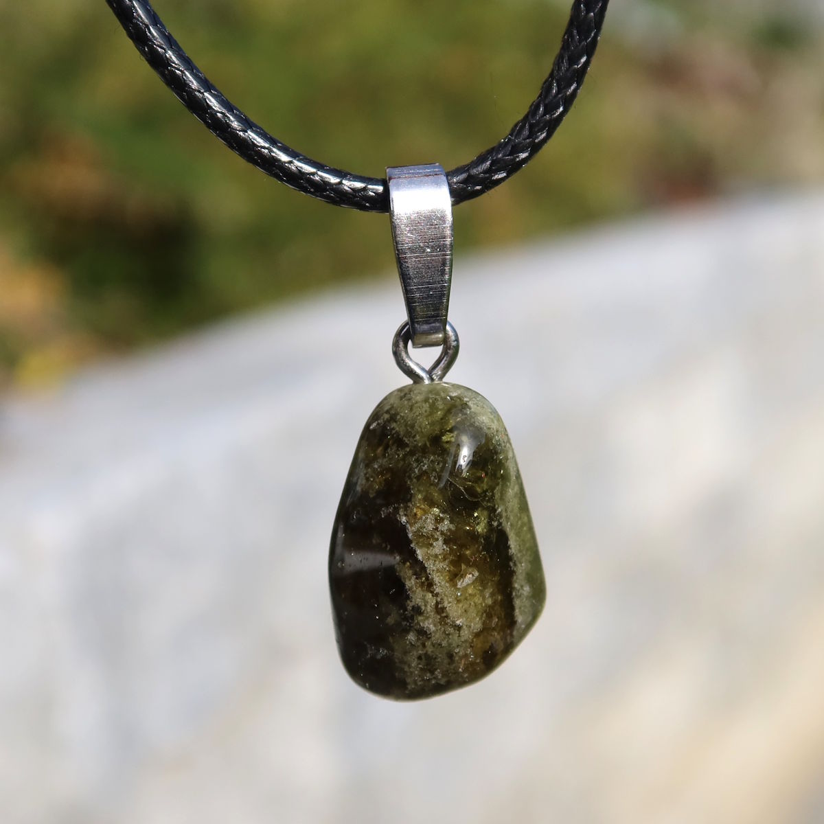 Grossular grüner Granat Anhänger - Regeneration und Erholung - Nr. 12, einzigartiger Schmuck mit natürlicher, kraftvoller Ausstrahlung.