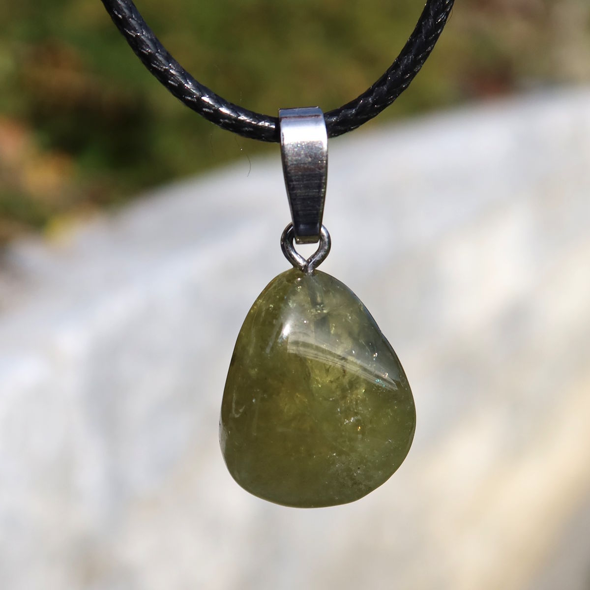 Grossular grüner Granat Anhänger - Regeneration und Erholung - Nr. 13 mit lebendiger Farbe und Lichtreflexen, einzigartiges Design